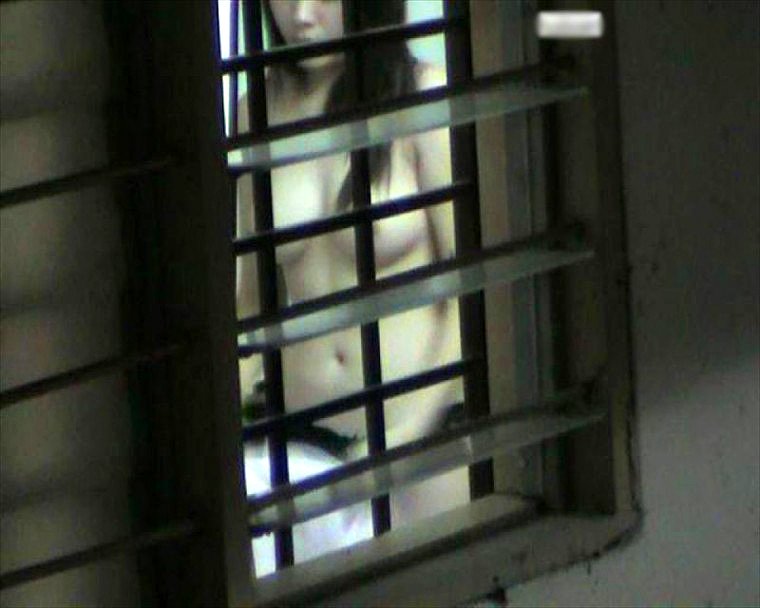 民家の窓から見えた素っ裸の素人女子 (5)