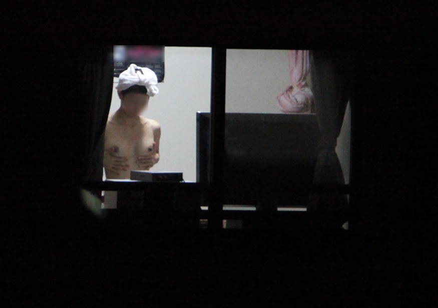 民家の窓から見えた素っ裸の素人女子 (19)
