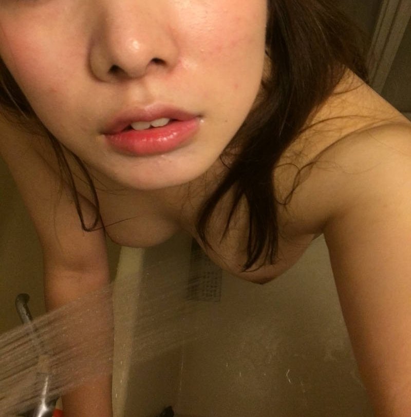 入浴ヌードを自撮りする素人女子 (2)