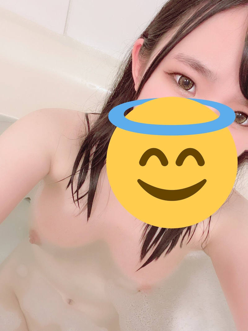 風呂場で裸を自撮り (10)