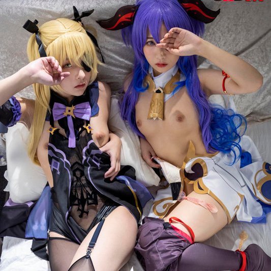 コスプレを脱いで美乳をポロッと出しちゃうコスプレイヤーたち