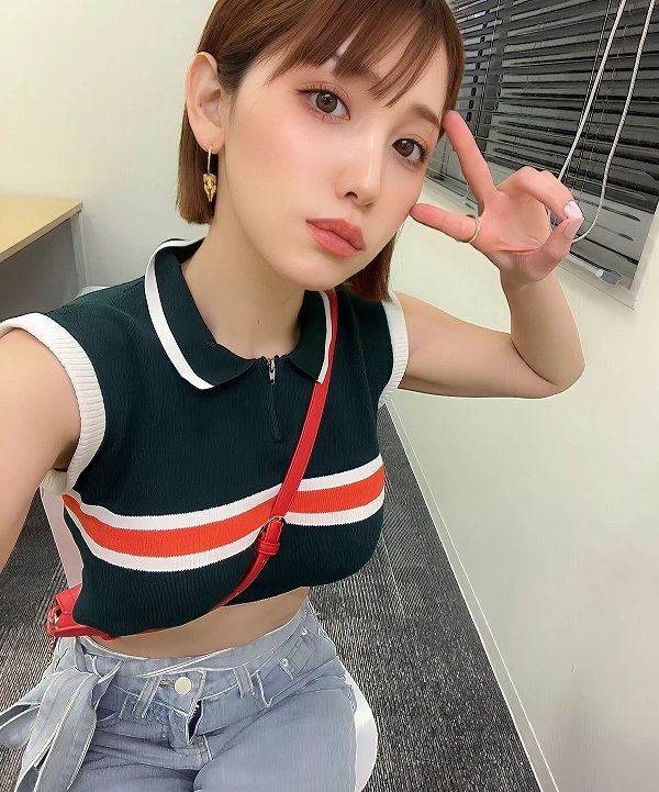 美少女の着衣巨乳パイスラ (11)