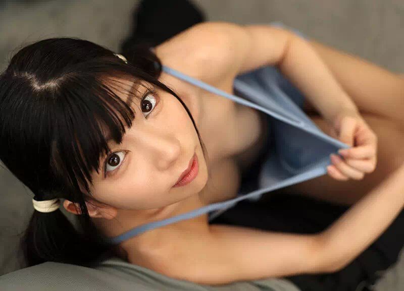 おっぱいを洋服の中からポロリと露出 (9)