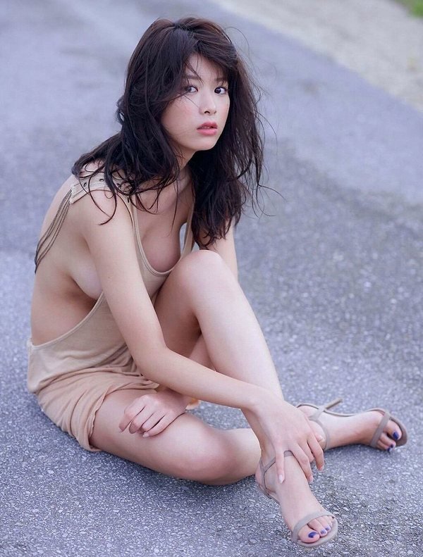 太腿がセクシーな芸能人などの美女 (16)