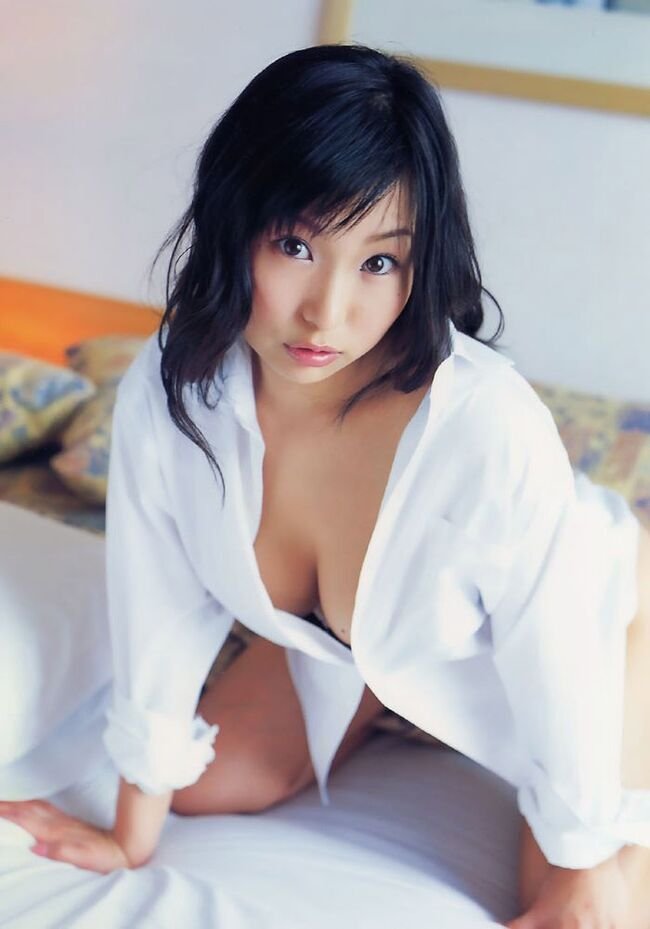 素肌にワイシャツ一枚の美女 (14)