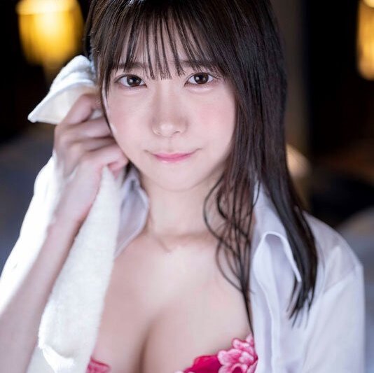 【皆瀬あかり】純情で可愛い黒髪美少女のパイパンマ○コに中出しセックス